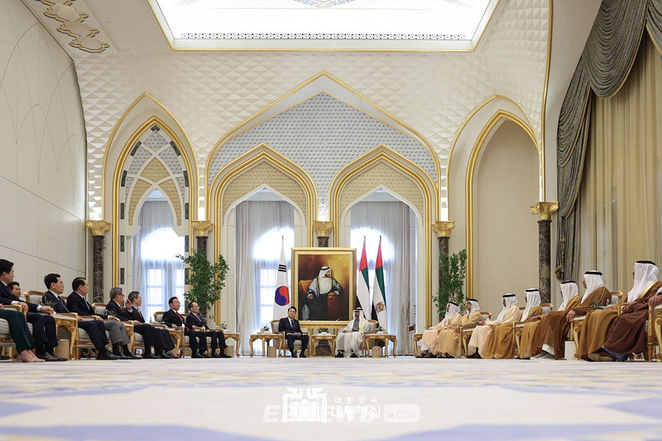 ▲윤석열 대통령과 무함마드 빈 자예드 알 나흐얀 UAE 대통령을 비롯한 양국의 각 부처장관들이 회담에서 의견을 나누고 있다.