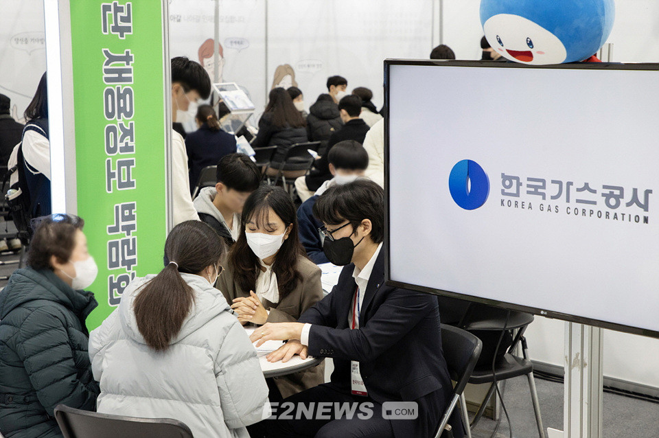 ▲공공기관 채용정보 박람회의 한국가스공사 부스에서 상담이 진행되고 있다.