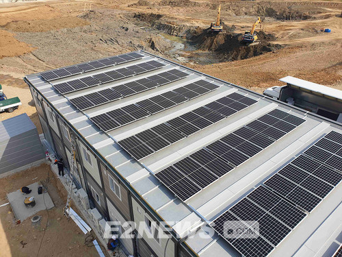 ▲SK에코플랜트가 온실가스 감축을 위해 아파트 건설현장 사무실에 모듈러 공법과 지붕 태양광을 적용한 모습.