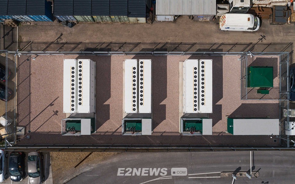 ▲영국 홀즈만에 설치된 15MWh급 테슬라 계통연계형 ESS ⓒ테슬라