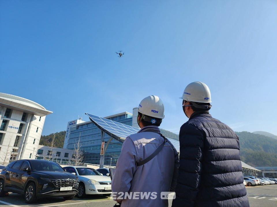 ▲남동발전이 열화상카메라를 장착한 드론으로 사천시 태양광 설비를 점검하고 있다.