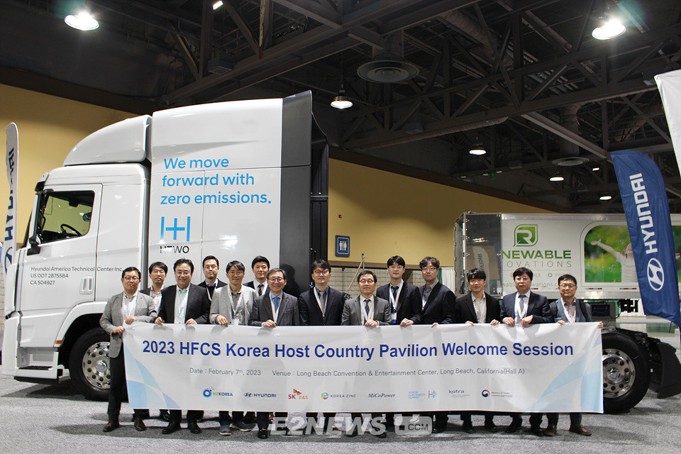▲한국 대표단이 HFCS의 현대차 수소트럭 홍보부스에서 수소산업의 지속성장을 다짐하고 있다.