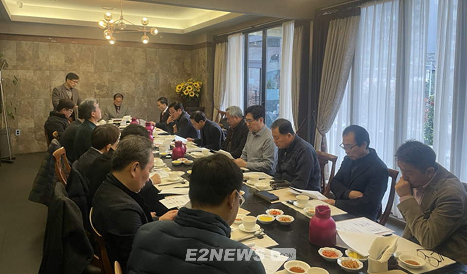 ▲한국LPG산업협회 수도권협회 회원들이 총회에서 안건을 논의하고 있다.