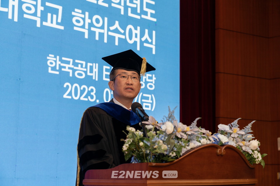 ▲박건수 한국공학대 총장이 졸업식사를 하고 있는 모습.
