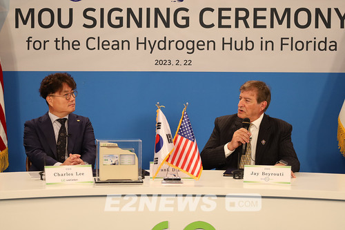 ▲이철 로우카본 대표이사(왼쪽)와 제이 미국 오션 그린 하이드로젠 CEO가 추진 현황과 향후 계획을 설명하고 있다.