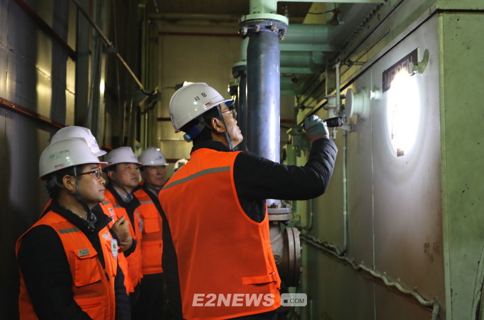 ▲이승현 서울에너지공사 사장(오른쪽)이 동부지사를 찾아 열공급설비에 대한 안전점검을 실시하고 있다.