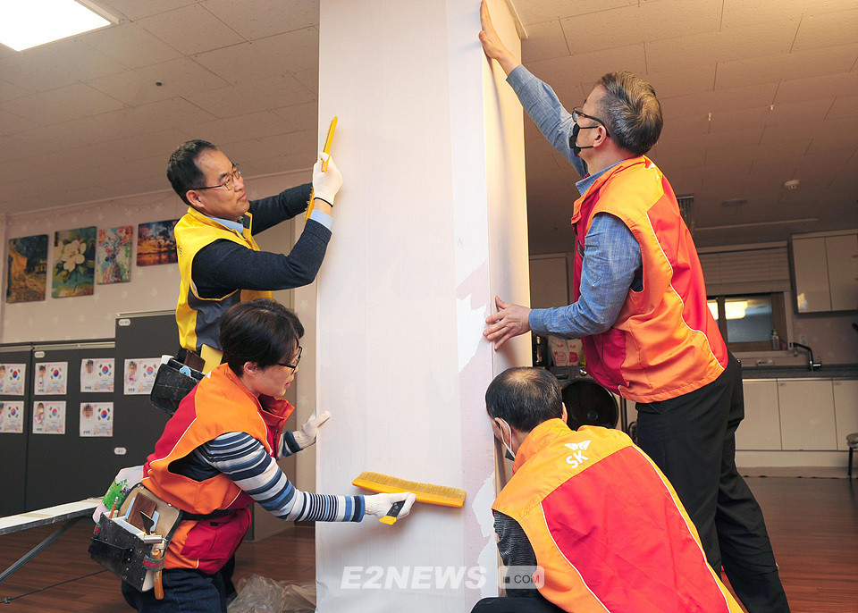 ▲SK에코플랜트와 종로구청 임직원들이 선덕원의 노후시설을 개보수하고 있다.