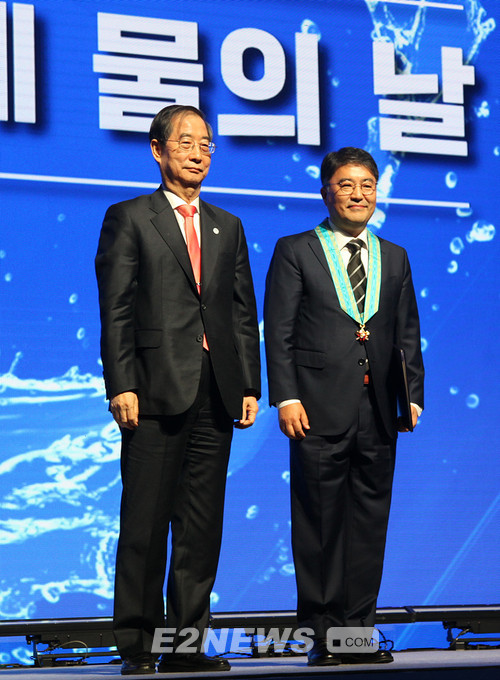 ▲김동우 부강테크 대표(오른쪽)가 '2023 세계 물의 날 기념식'에서 동탑산업훈장을 수상한 후  한덕수 국무총리와 기념사진을 촬영하고 있다.