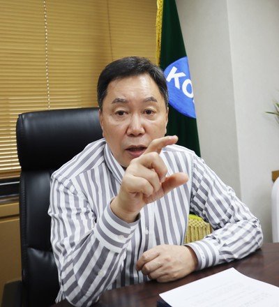 ▲김정훈 석유유통협회장이 국내 석유시장에 대해 설명하고 있다. 그는 정부의 시장 개입이 가장 큰 문제라고 지적했다.
