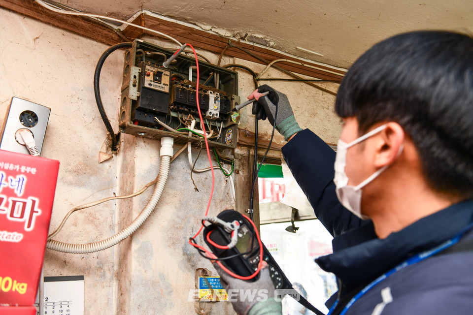 ▲전기안전공사 직원이 취약계층 가구 전기시설을 점검하고 있다.