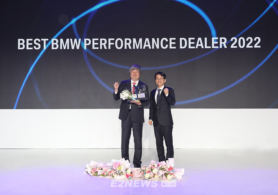 ▲서광영 삼천리모터스 대표(왼쪽)가 ‘BMW 그룹 코리아 어워드 2023’에서 종합 1위 대상인 ‘베스트 퍼포먼스 딜러’를 수상하고 있다.
