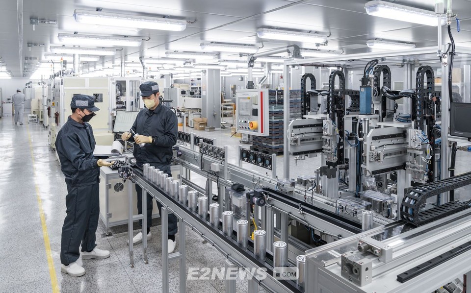 ▲LS머트리얼즈 직원들이 경기도 군포 공장에서 커패시터를 생산하고 있다.