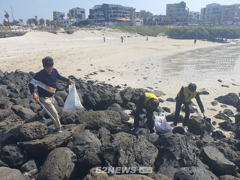 ▲가스안전공사 제주본부 직원들이 해수욕장에 쌓인 쓰레기를 수거하고 있다.