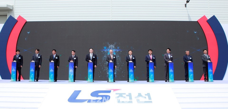 ▲LS전선 ‘HVDC 해저케이블 공장 준공식’에서 구자은 LS그룹 회장(왼쪽 여섯번째부터), 명노현 LS 대표, 구본규 LS전선 대표(왼쪽 다섯번째) 등 참석자들이 기념 세리머니를 하고 있다.