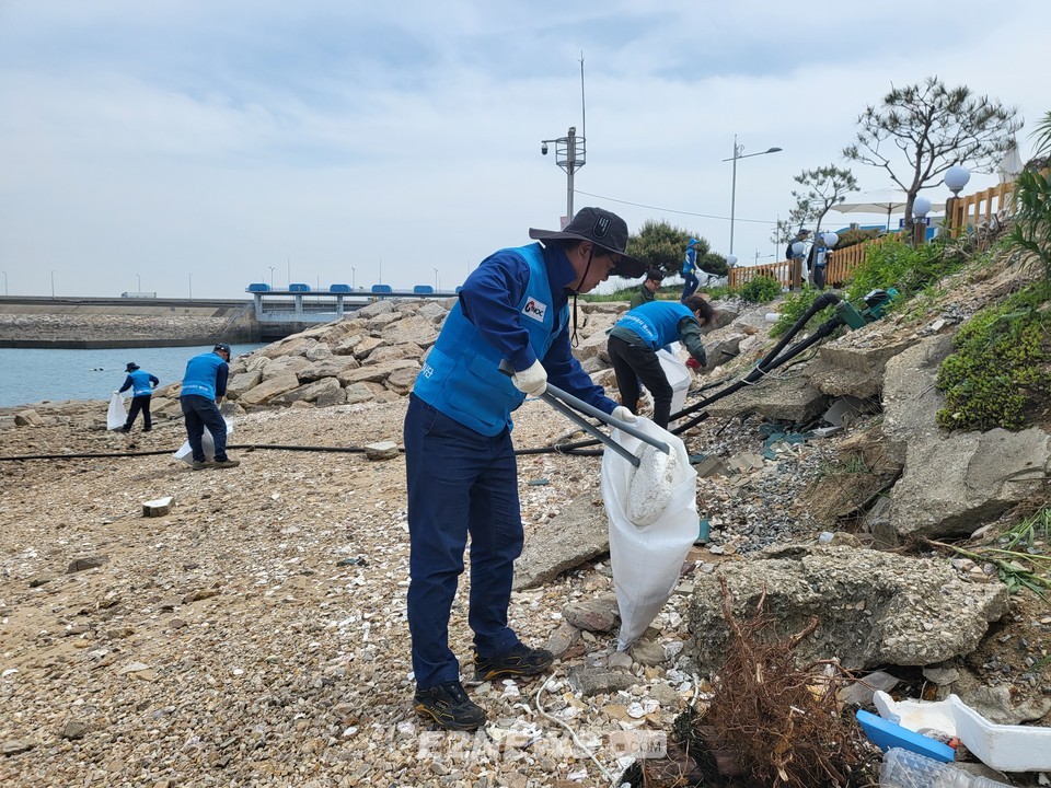 ▲석유공사 서산·평택 비축기지 직원들이 삼길포항 해안도로 일대에서 쓰레기를 줍고 있다.