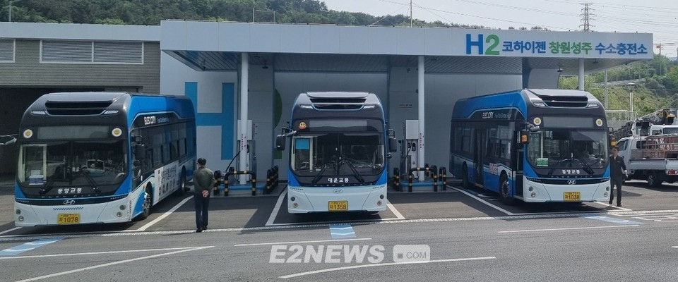 ▲코하이젠 창원 성주수소충전소에서 버스 3대가 연료를 충전하고 있다.