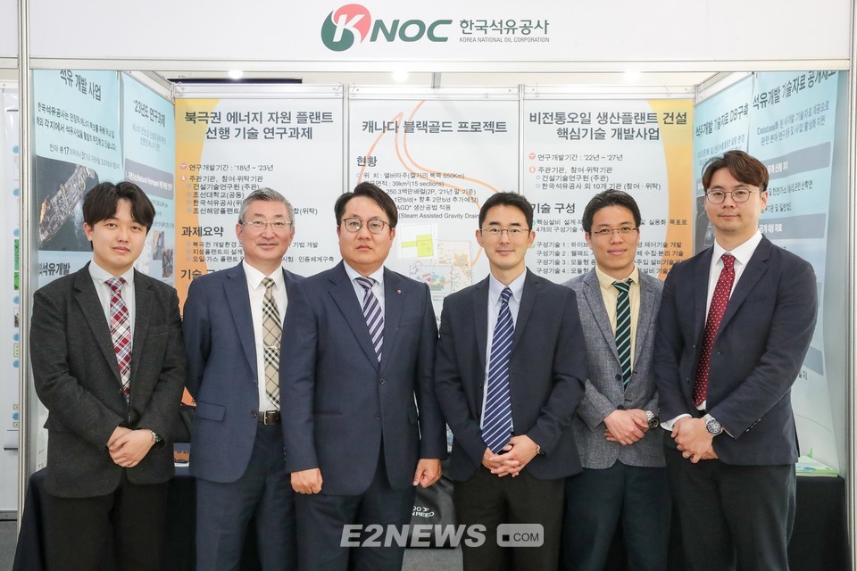 ▲서정규 글로벌기술센터장(왼쪽 세번째)과 김용헌 기술전략팀장(네번째)이 직원들과 함께 기념촬영을 하고 있다.