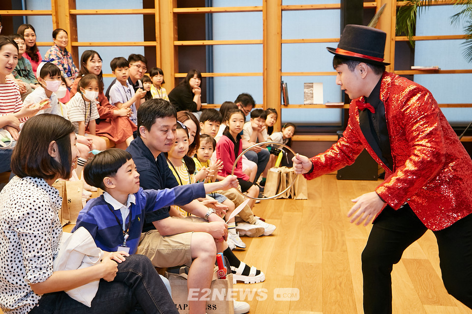 ▲SK이노베이션 구성원과 가족들이 20일 SK서린빌딩에서 마술쇼를 관람하고 있다.