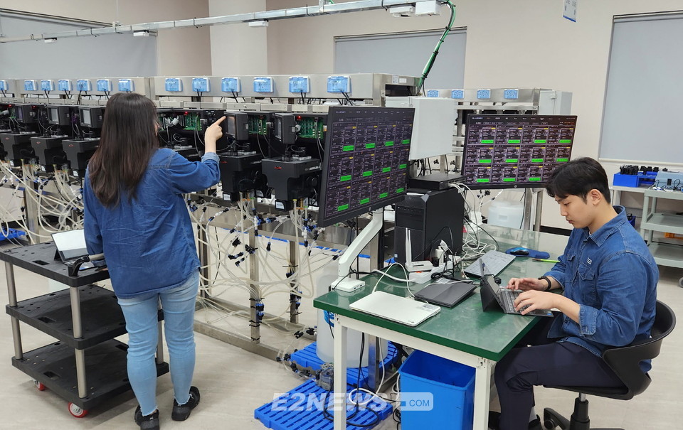 ▲수질측정 센서 및 계측기 전문업체인 블루센 직원들이 제품을 검사하고 있다.