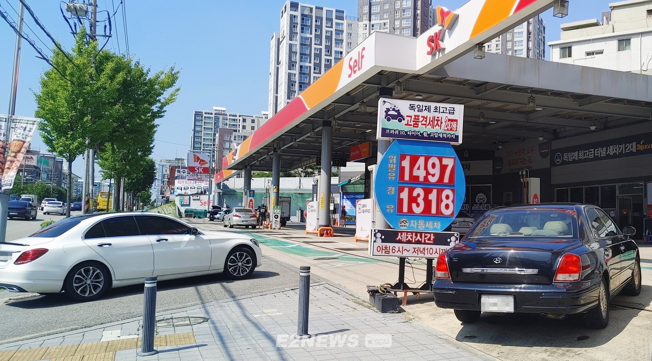 ▲9일 인천 시내 한 주유소에 차량이 들어서고 있다. 이 주유소는 휘발유를 리터당 1400원대에 판매하고 있다. 실제 국내 기름값은 계속해서 떨어지고 있다. 휘발유는 10주, 경유는 11주 연속 내림세다. 