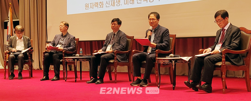 ▲‘탄소중립을 위한 여정 : 원자력과 신재생, 미래 전력망 주력전원으로서의 역할과 책임’을 주제로 대한전기학회와 원자력학회, 신재생에너지학회 등 3개 학회가 개최한 특별좌담회에서 (왼쪽 두번째부터) 최홍석 전력거래소 계통혁신처장, 백원필 원자력학회장, 이건영 전기학회장, 이창근 신재생에너지학회장이 토론하고 있다.