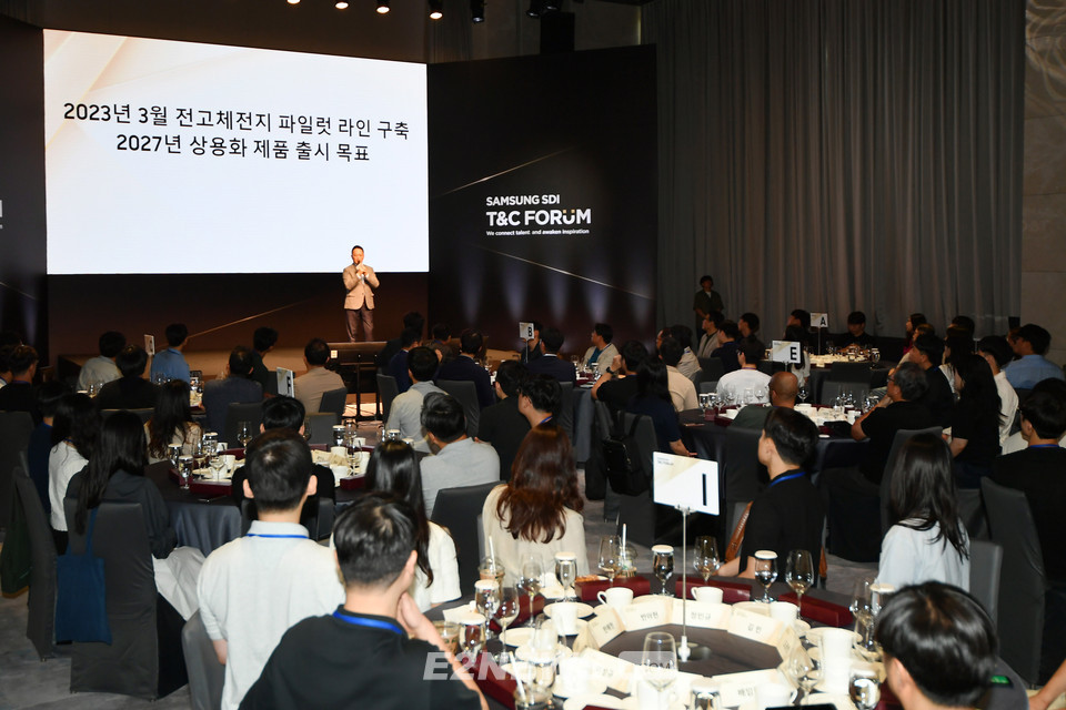▲최윤호 삼성SDI 대표이사 사장인 18일 서울 조선팰리스 호텔에서 열린 '2023 Tech & Career Forum'에서 환영사를 하고 있다.