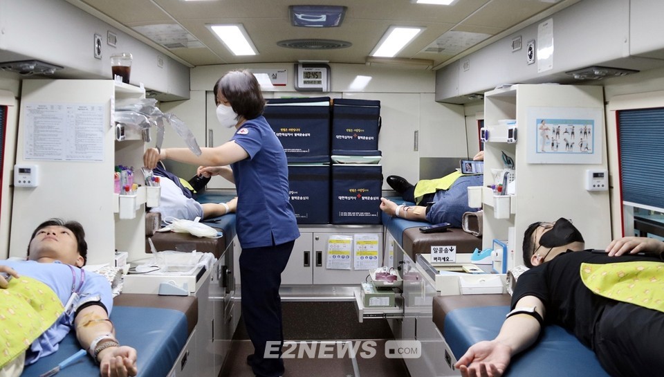 ▲강원랜드 직원들이 헌혈을 하는 모습.