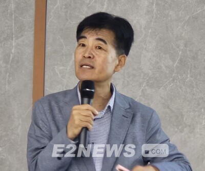 정우식 태양광산업협회 부회장이 도시 재생에너지의 가능성과 확산사례 주제발표를 하고 있다.