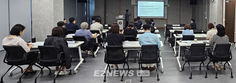 은평구의회 정책세미나실에서 탄소중립을 위한 방향과 과제 모색 세미나가 진행 중이다.