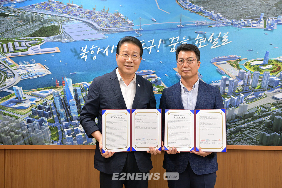 김진홍 동구청장(오른쪽)과 정상섭 부산도시가스 고객지원본부장이 체결한 협약서를 보이며 사회공헌 의지를 다지고 있다.