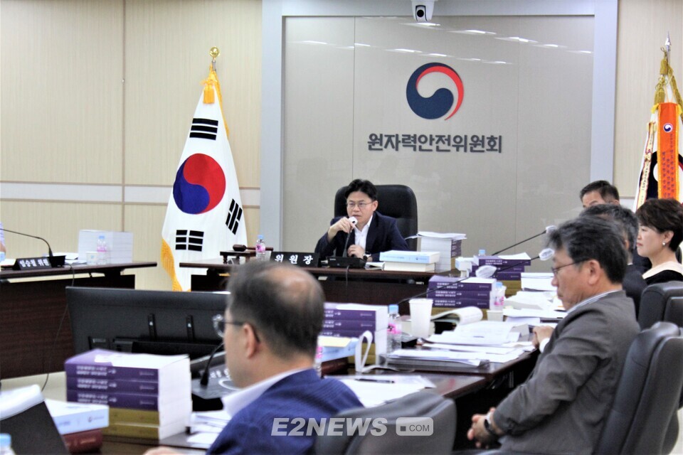제183회 원자력안전위원회 회의에서 위원들이 신한울 2호기 운영허가안을 논의하고 있다.