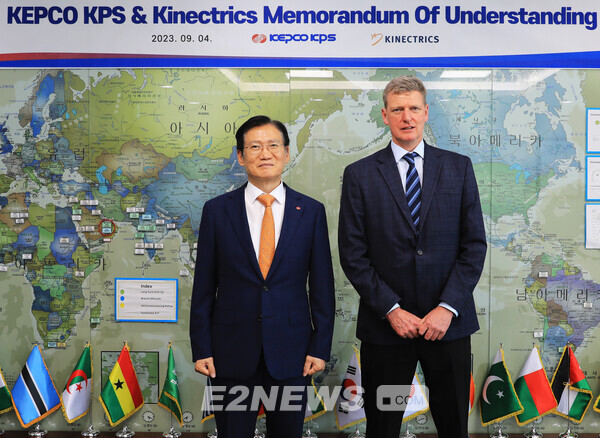 (왼쪽부터) 김홍연 한전KPS 사장과 데이비트 해리스 키넥트릭스 CEO가 이달 4일 중수로형 원자로 정비 시너지 강화 및 원전 수출 확대 기여를 위한 협력양해각서(MOU)를 체결했다.