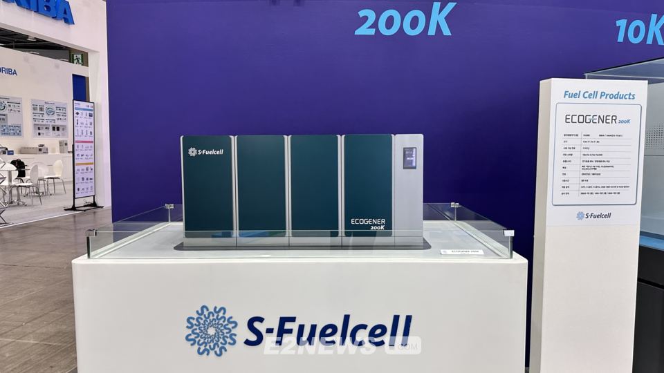 에스퓨얼셀이 H2 MEET 2023에서 선보인 200kW급 발전용 연료전지시스템 모형과 5kW급 파워팩