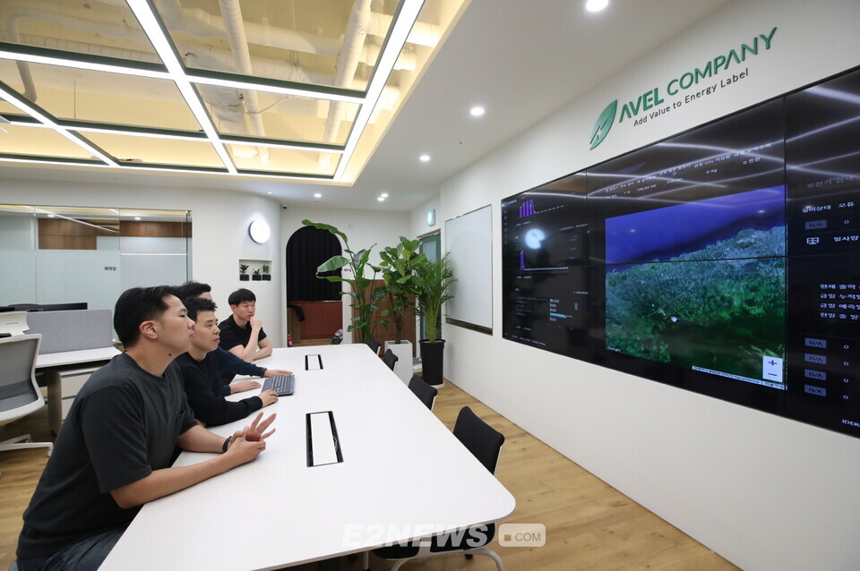 LG에너지솔루션 AVEL 임직원들이 제주도 사무실에서 재생에너지 발전량 예측 모니터링을 하고 있다.