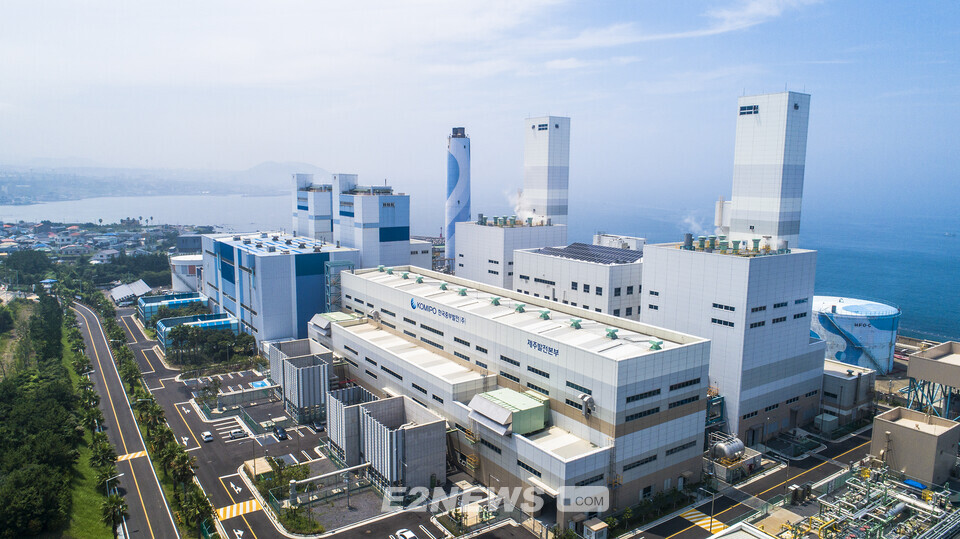 중부발전이 제주복합발전단지(사진)에 150MW급 신규 가스발전소를 건설한다. 산업통상자원부는 동서발전과 중부발전을 10차 전력수급계획 제주도 신설사업자로 선정해 최근 통보했다.