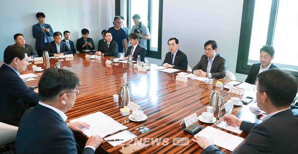 이창양 전 산업부 장관이 지난 7월 7일 서울 중구 더 플라자호텔 대회의실에서 이상일 용인시장, 남석우 삼성전자 사장, 김동섭 SK하이닉스 사장, 김태옥 한전 그리드부사장을 비롯한 관계자들과 반도체 클러스터 전력공급 대책 회의를 갖고 있다.
