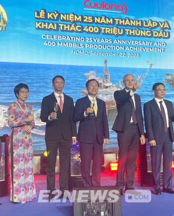 김동섭 석유공사 사장(왼쪽 세번째)과 주요 인사들이 행사장에서 기념촬영을 하고 있다.