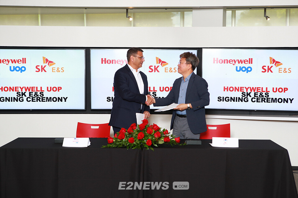 배리 글릭맨 Honeywell UOP 부사장(왼쪽)과 차태병 SK   E&S Net Zero기술센터장(오른쪽)이 지난달 30일 미국 일리노이주 데스 플레인스 Honeywell UOP 본사에서 협약을 체결하고 협력을 다짐하고 있다.