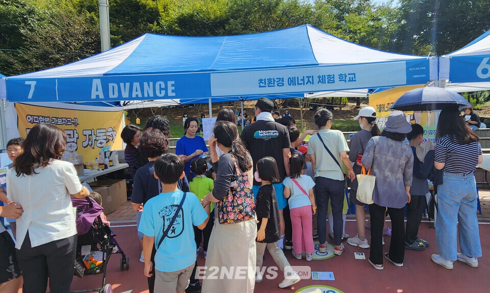 드림잡 페스티벌에 참여한 학생과 학부모들이 서울에너지공사 부스를 둘러보고 있다.