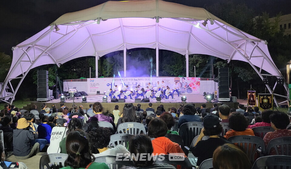23일 오정대공원 야외음악당에서 열린 ‘부천 희망울림 콘서트’에서 시민들이 다채로운 공연을 즐기고 있다.