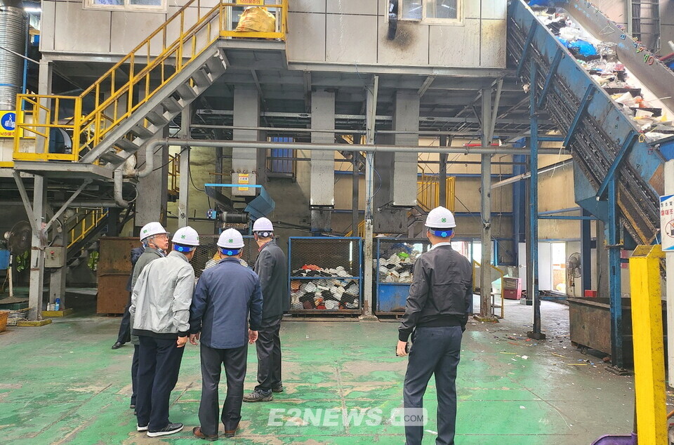 한국폐기물에너지산업협회 관계자들이 시흥시 선별장을 찾아 폐플라스틱 공급문제를 협의하고 있다.