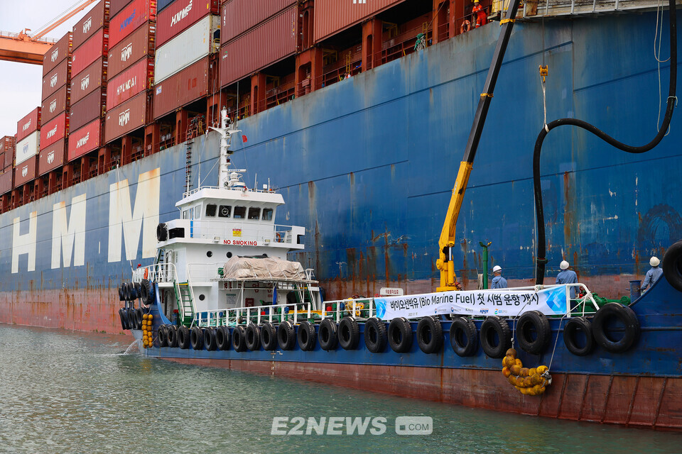 HMM 타코마호에 바이오선박유를 공급하고 있는 모습.
