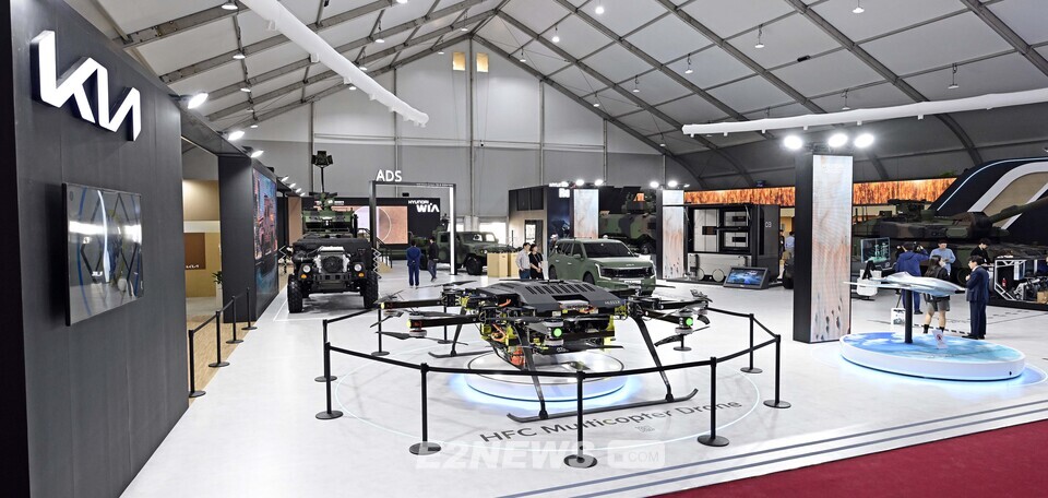 (왼쪽부터) 중형 샤시, 수소연료전지 멀티콥터 드론, EV9 밀리터리 콘셉트카, 수소연료전지 군용 드론 콘셉트가 서울 ADEX 2023 기아관에 전시된 모습.