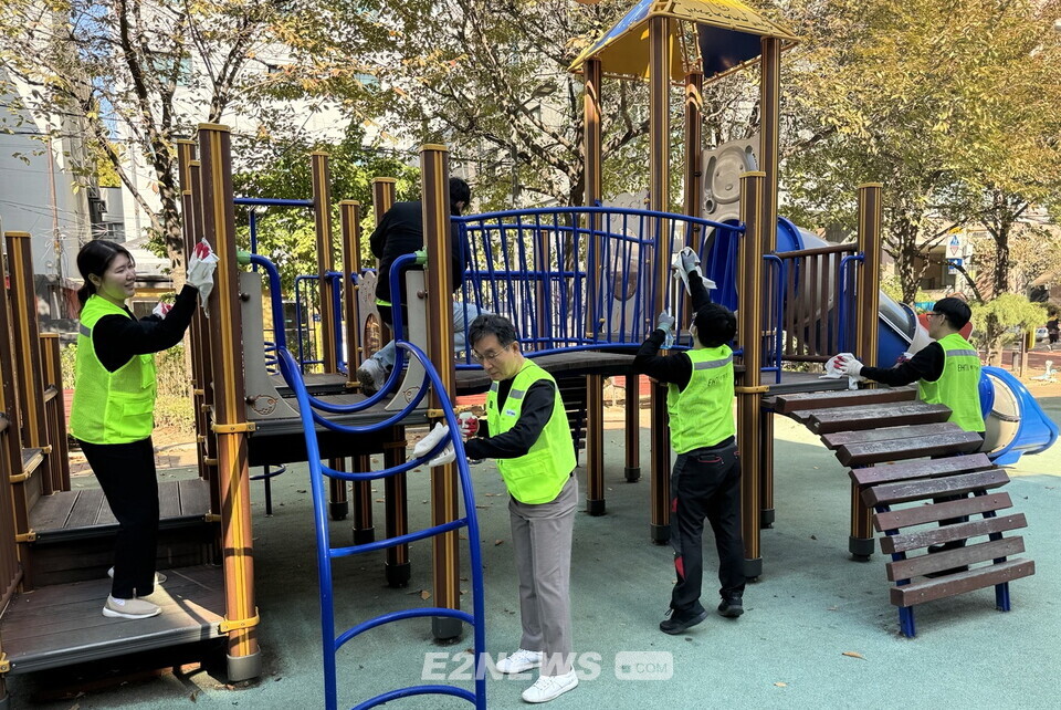 자원봉사자들이 서울 강서구 역말어린이공원에서 소독활동을 벌이고 있다.