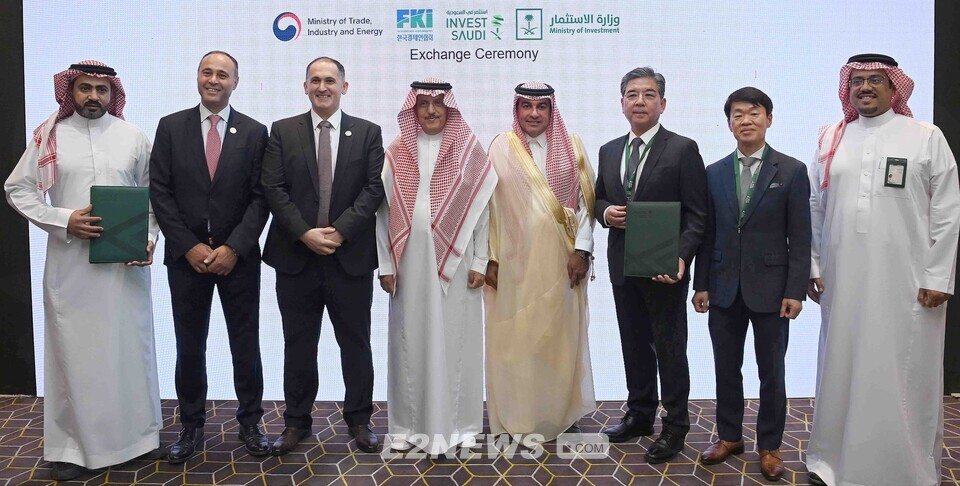 나승식 자동차연구원장(오른쪽 2번째)가 사우디 사우디아라비아 수소모빌리티 생태계 구축 및 발전을 위한 4자간 업무협약을 체결하고 기념촬영을 하고 있다.