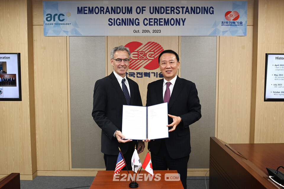 김성암 한국전력기술 사장(사진 오른쪽)과 월리엄 라베 ARC社 CEO(왼쪽)가 소듐냉각고속로 상용화 MOU를 체결하고 기념사진을 촬영하고 있다. ⓒ한전기술 제공