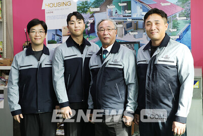 류철운 대표와 그의 아들 류승현 부사장(오른쪽)을 비롯해 대웅상사를 이끌어가는 직원들이 지속성장을 자신하며 미소 짓고 있다.