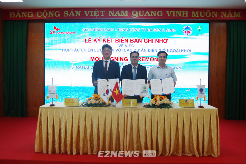 김순종 SK오션플랜트 전략기획센터장을 비롯한 베트남 BaSon & SREC 관계자들이 협력을 다짐하고 있다.