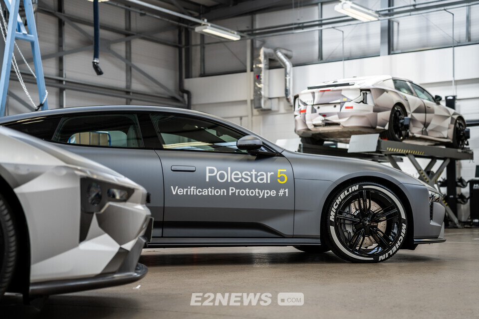 폴스타5의 프로토 타입이 영국 폴스타 R&D 센터에서 모습을 드러냈다. ⓒ사진_SK온