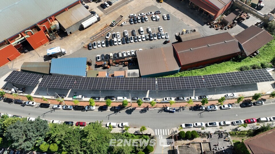 대동금속이 수요감축(DR) 참여와 ESS·태양광 설치 및 복합운영을 통해 6억2000만원의 에너지비용을 절감했다. 대구 달성군 대동금속 주조공장 주차장에 설치된 지붕 태양광 전경.